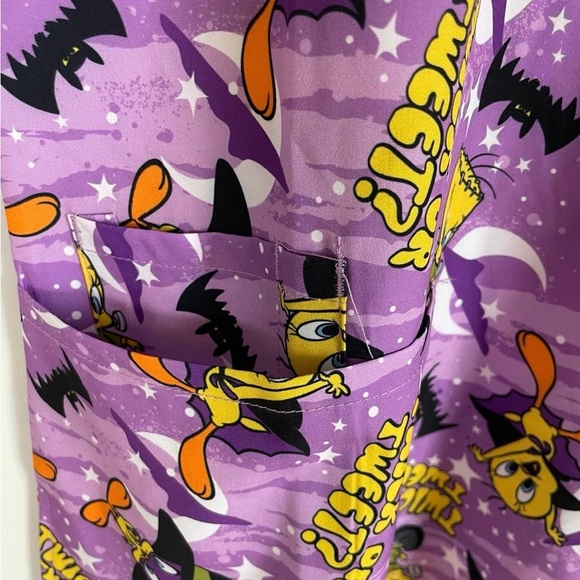 Looney Tunes Women’s Spooky Tweety Bird Halloween Scrub Top size large - Picture 2 of 3